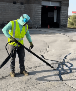 Asphalt crack filling